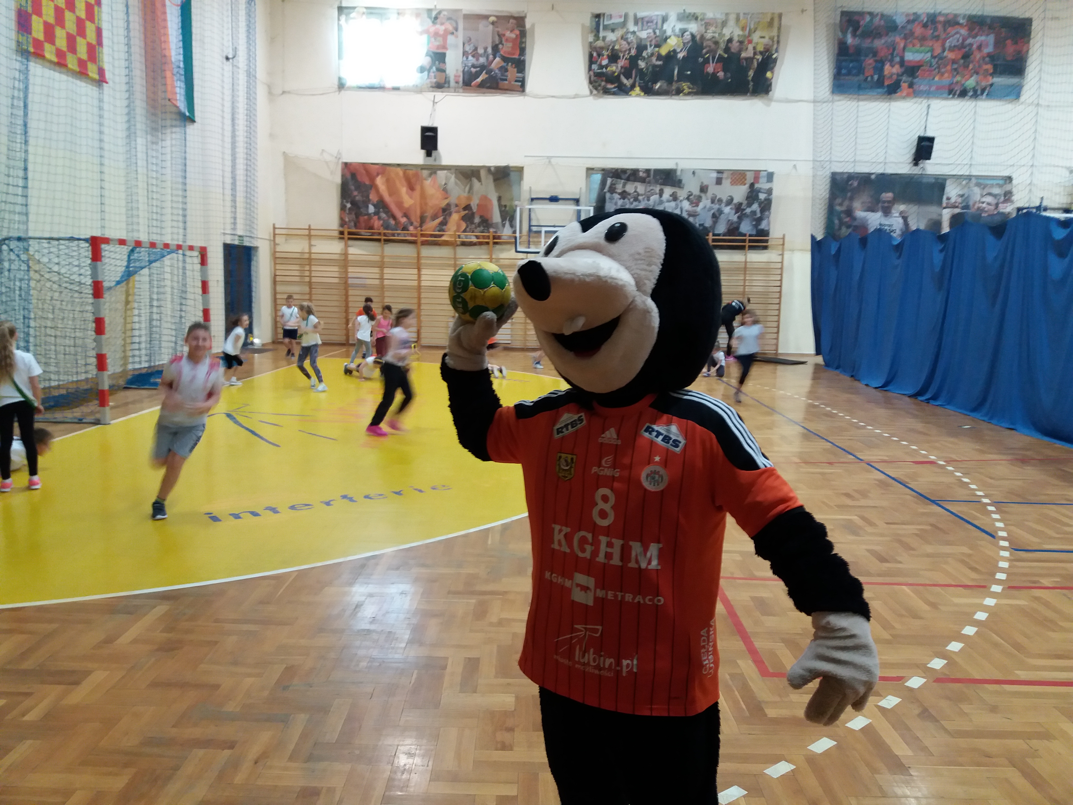 Miedziowe szczypiornistki poprowadziły lekcję WF-u (FOTO)