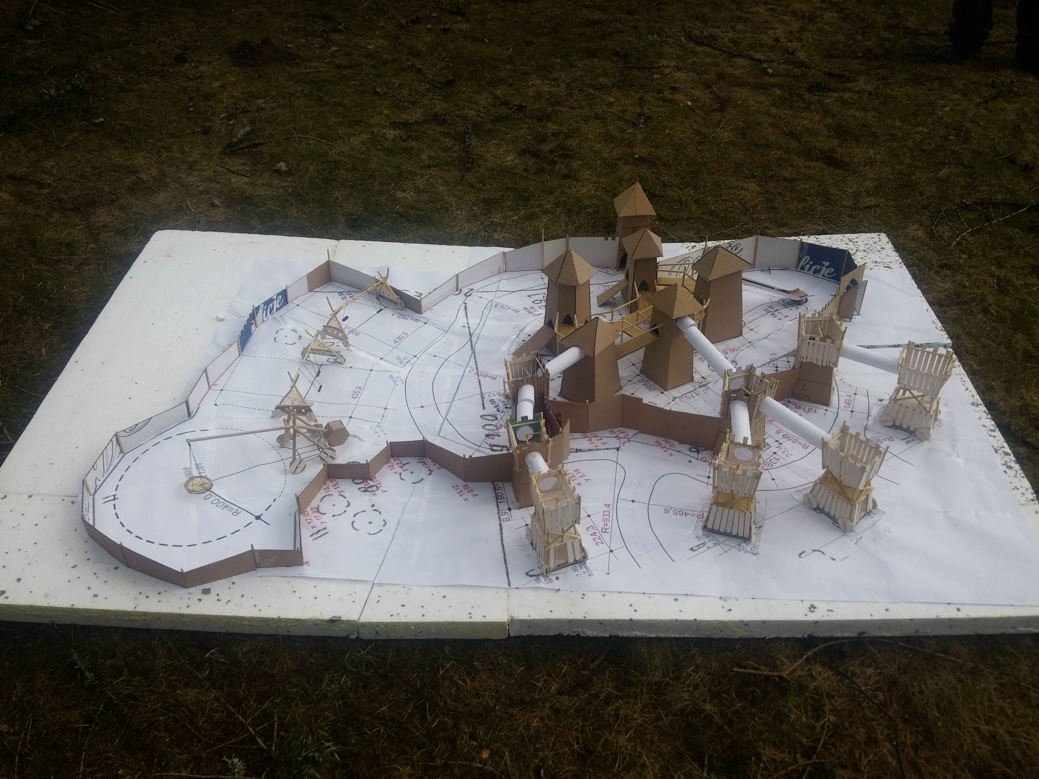 Budują gród w Parku Słowiańskim