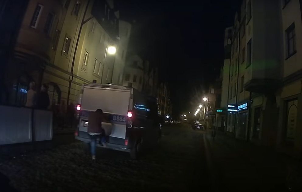 Pojechał na gapę… radiowozem