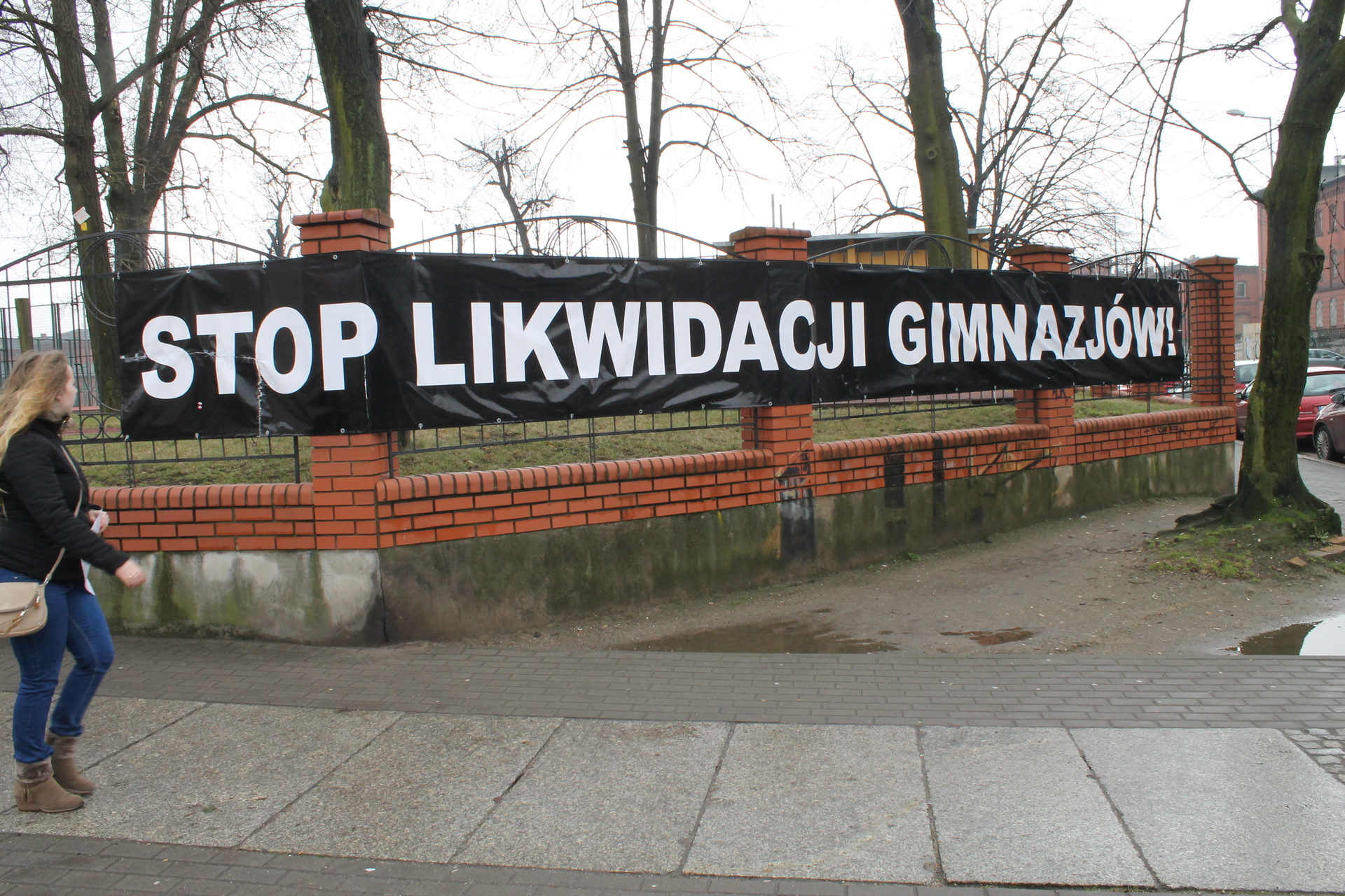 Puste ławki w Gimnazjum nr 5. Strajkują… rodzice!