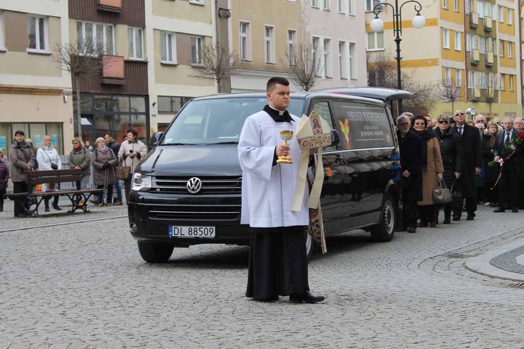 Wzruszające pożegnanie biskupa (WIDEO, FOTO)