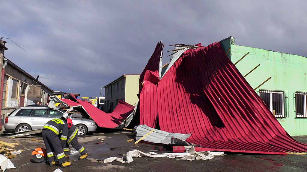 Wicher zerwał dach i uwięził ludzi