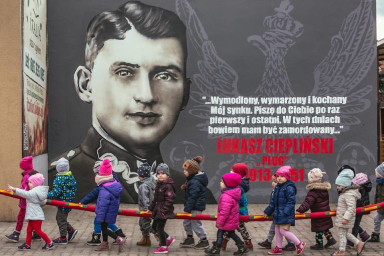 Kolejny mural w Lubinie – kibice oddają hołd żołnierzom wyklętym