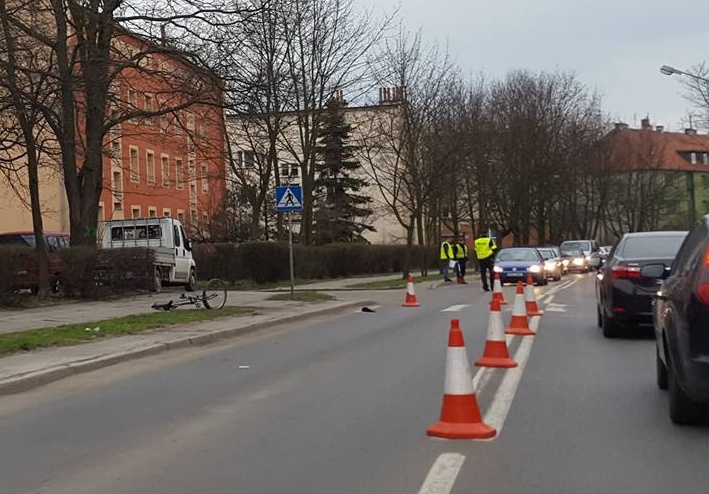 Potrącony rowerzysta, są utrudnienia w ruchu