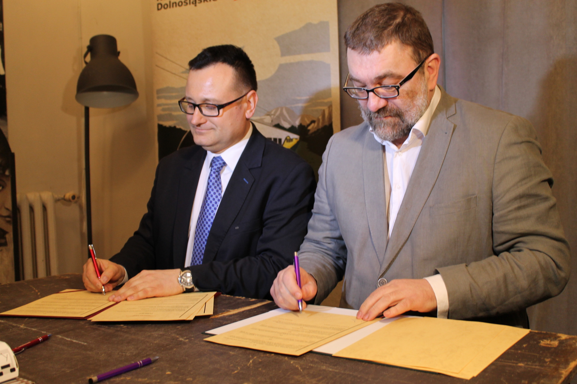 Wzajemna promocja konduktorów i aktorów (WIDEO)