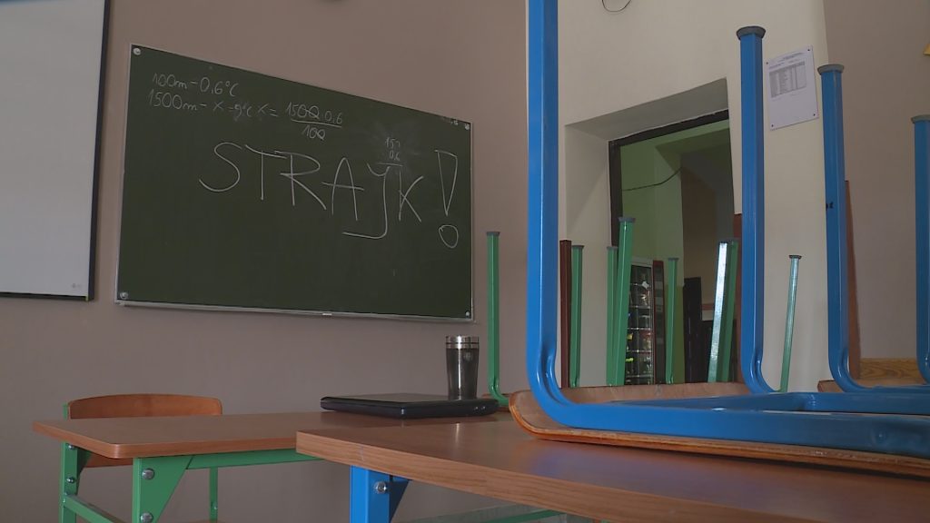 Nauczyciele w Legnicy podzieleni. Strajkowała tylko część z nich (WIDEO)