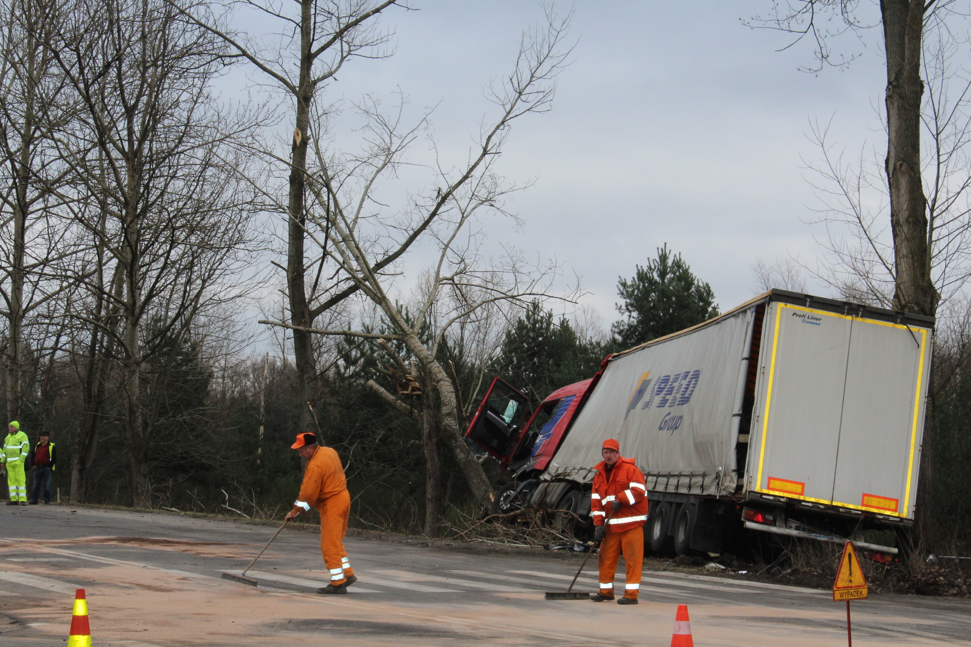 Zderzenie busa z tirem w Polkowicach