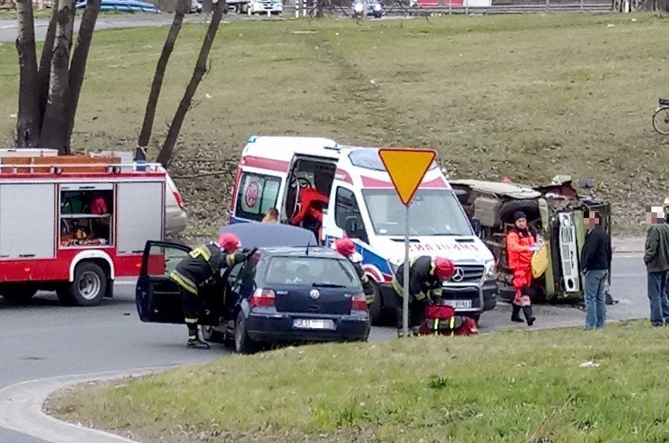 Golf przewrócił samochód dostawczy
