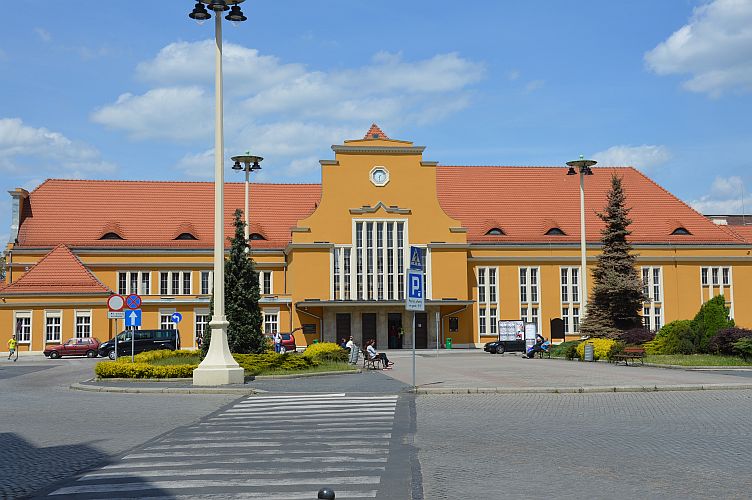 Kolejowy dworzec z efektowną ozdobą? (WIDEO)