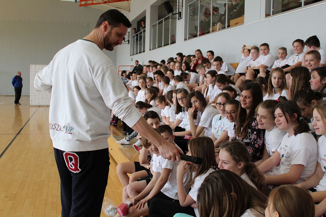 Piotr Gruszka do uczniów: Nie siedźcie przed telewizorami! (WIDEO, FOTO)