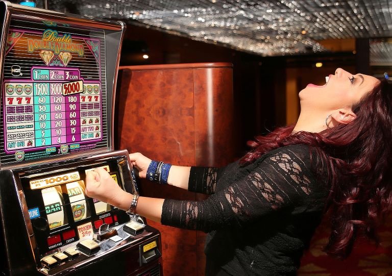 KAS ostrzega przed hazardem. Młodych i starych