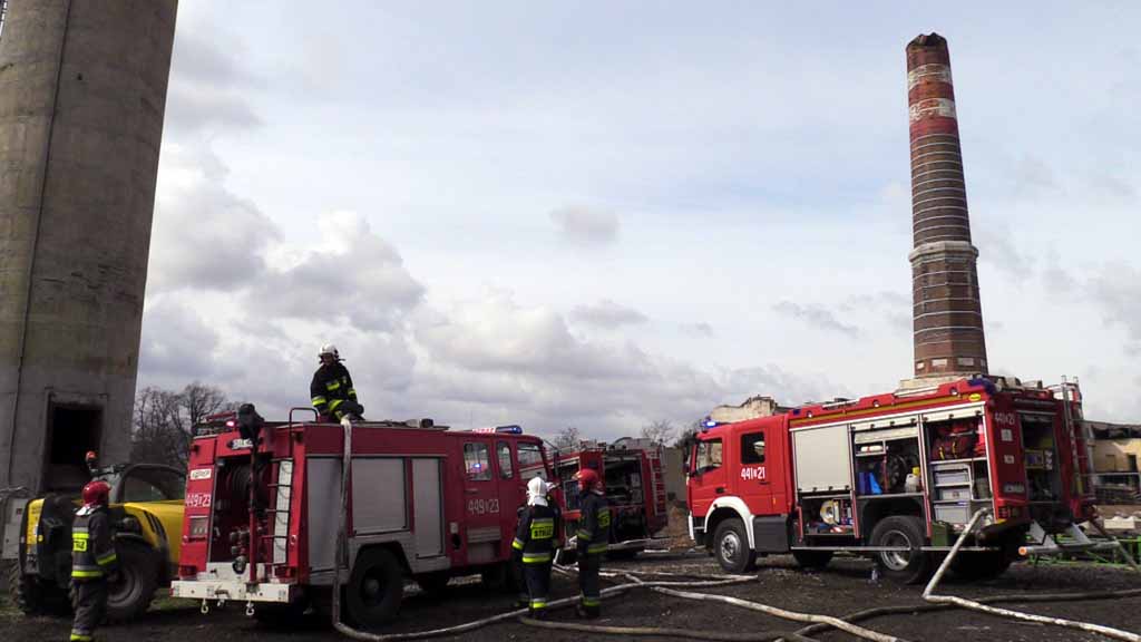 Płoną magazyny po byłej cukrowni (WIDEO, FOTO)