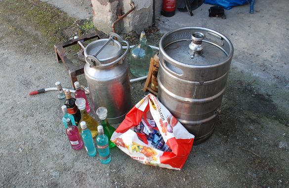 Jeden pędził bimber w piwnicy, drugi w garażu