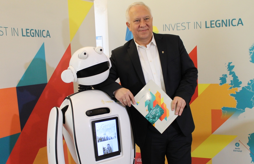 Gadający robot ma kusić inwestorów (FOTO, WIDEO)