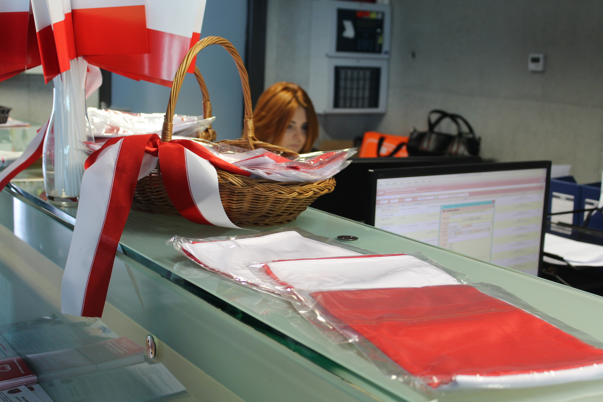 W powiecie polkowickim rozdają flagi. Co się z nimi dzieje? (WIDEO)