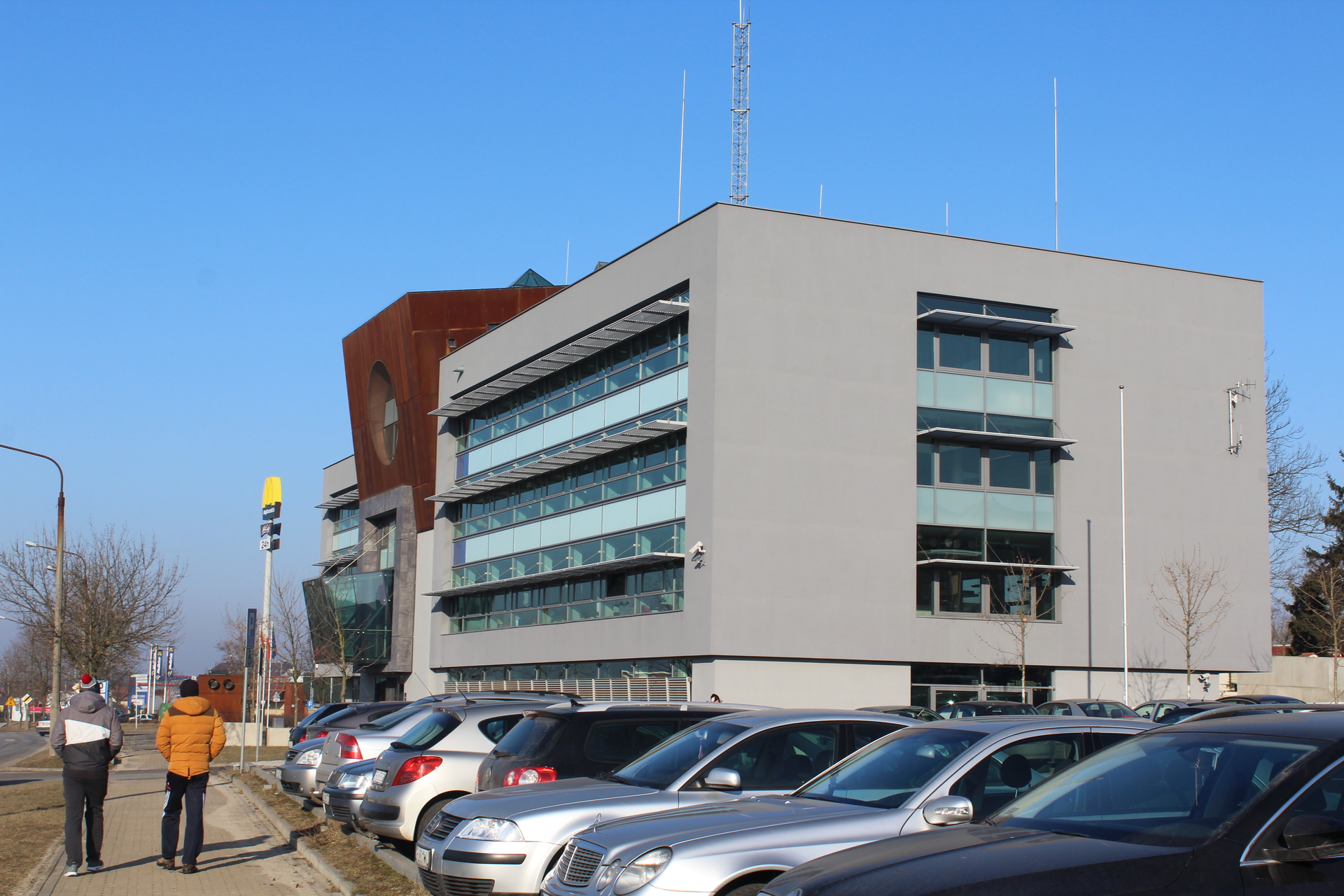 Zamknęli główne wejście do polkowickiego starostwa