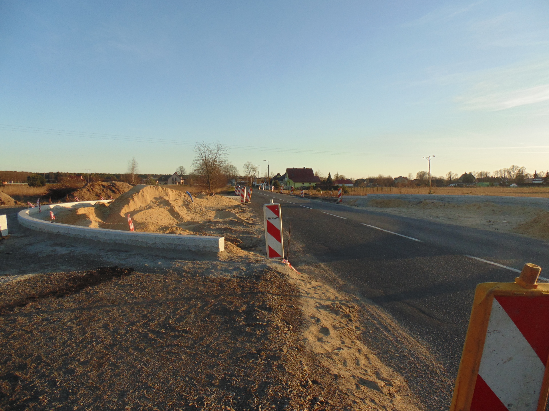 Jeżdżą wahadłowo, bo budują rondo (FOTO)