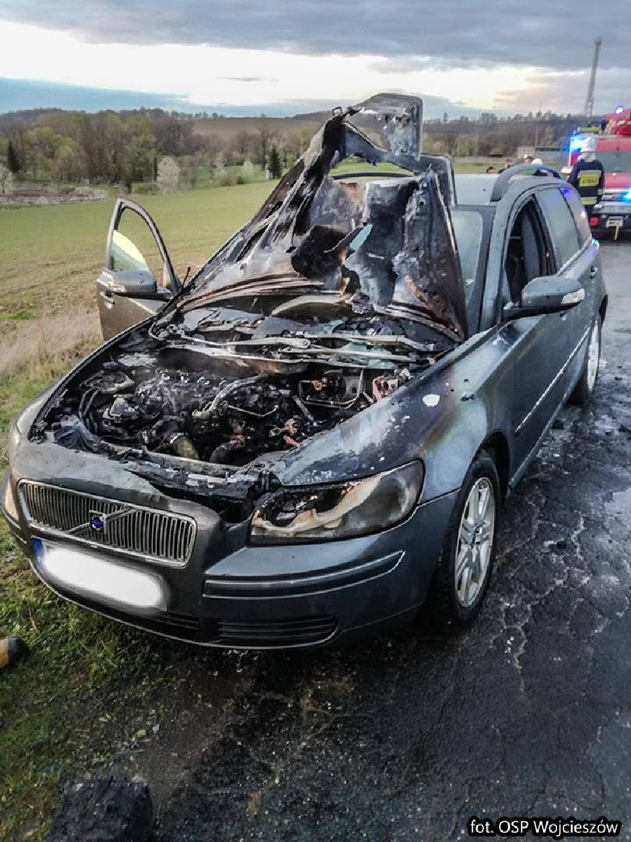 Pożar volvo w Wojcieszowie (FOTO)