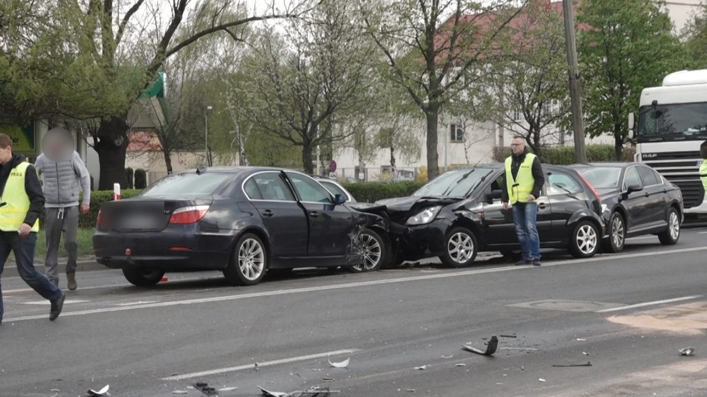 Kolizja czterech aut w Głogowie. Na światłach! (WIDEO, FOTO)