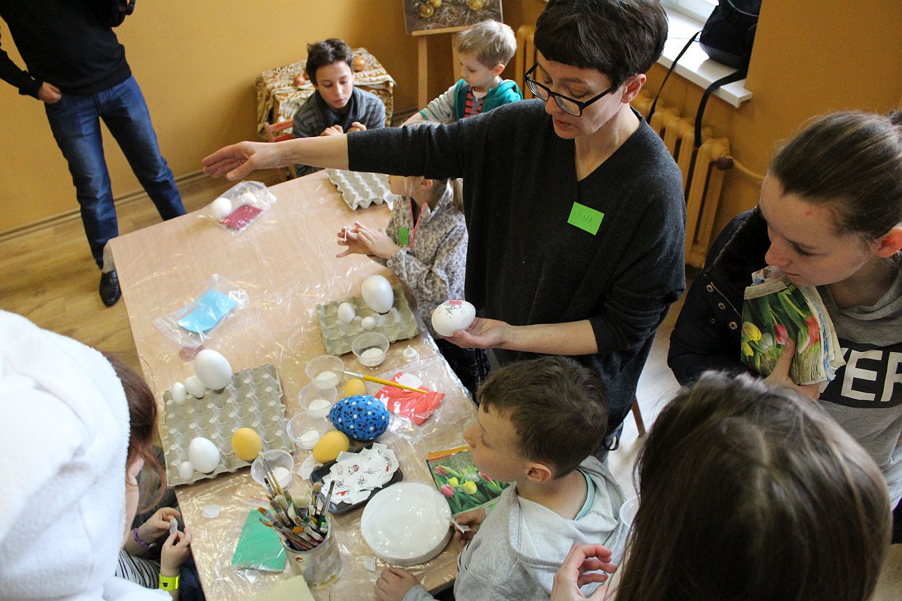 Mali legniczanie tworzyli pisanki z wielkanocnym zajączkiem
