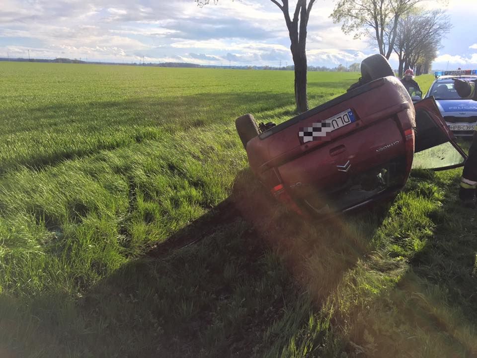 Niebezpiecznie na drogach? Dachowanie citroena