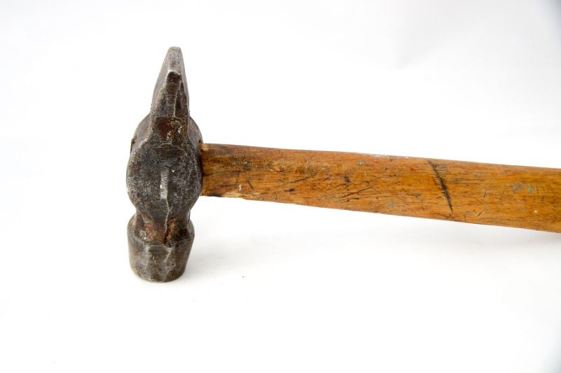 Włamywacz rzucił się na policjantów z młotkiem (WIDEO)