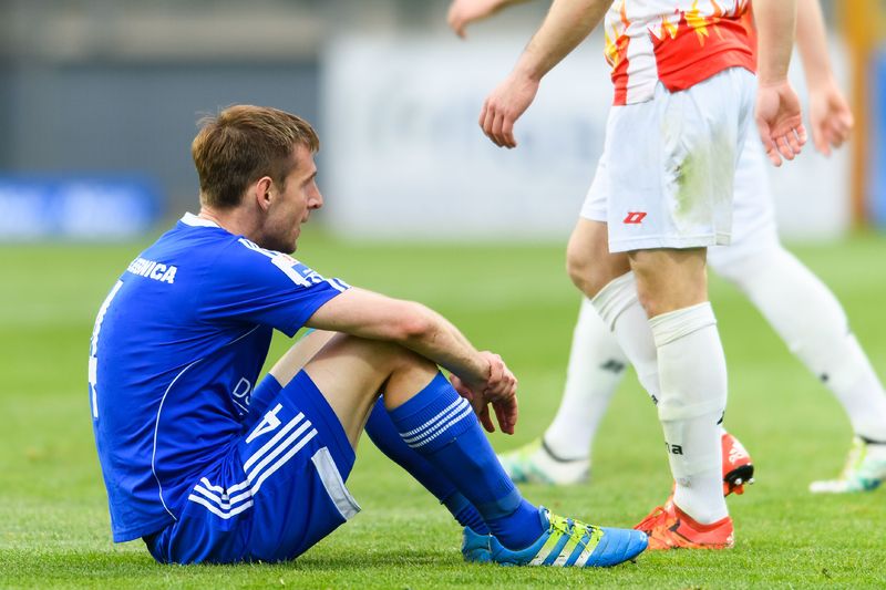 Stal wybiła Miedzi awans z głowy