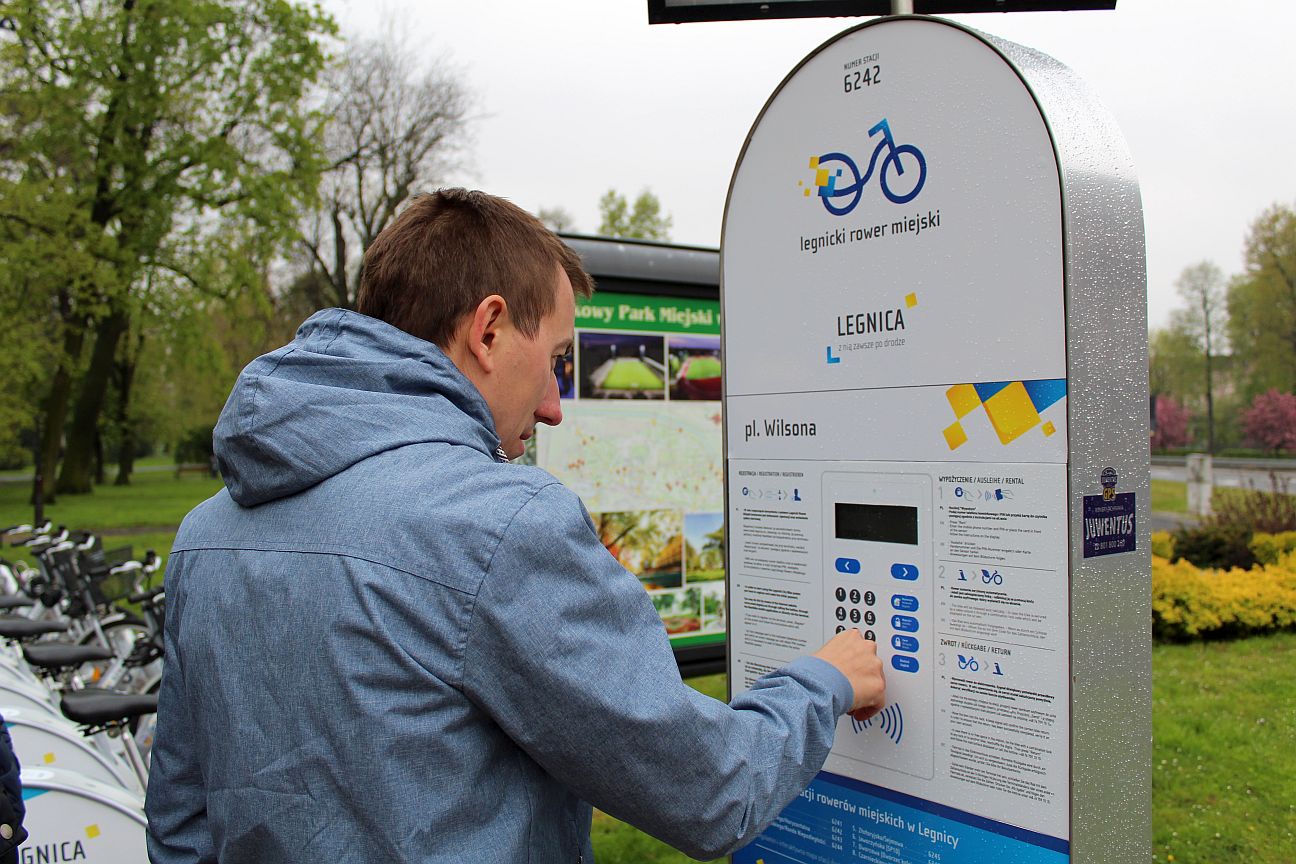 Legnicki Ratusz: Rowery „kręcą” mieszkańców