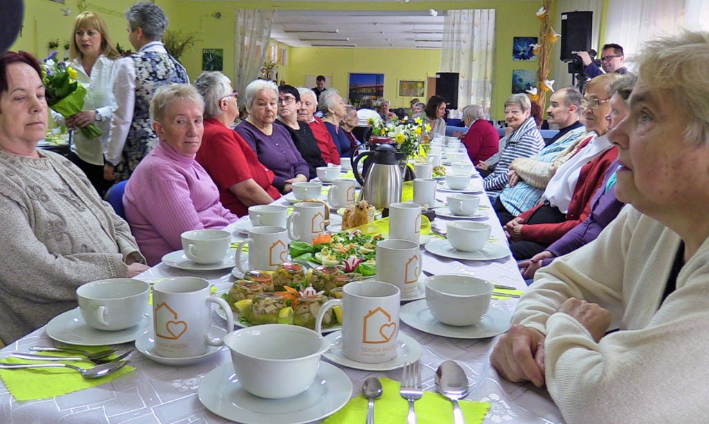 Świąteczne śniadanie pełnych wigoru seniorów