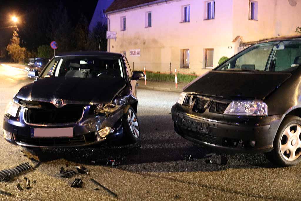 Stłuczka na zakręcie. Ekscelencja czuje się dobrze (WIDEO, FOTO)