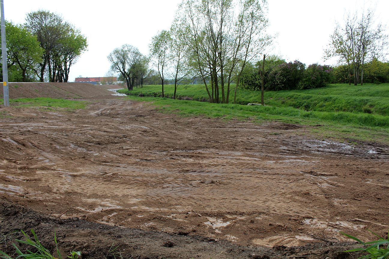 Kierowcy quadów rozjeżdżają nadkaczawskie wały
