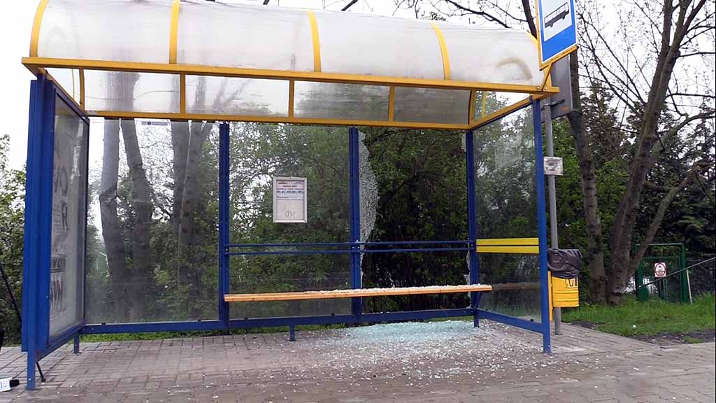 Komu przeszkadzała szyba w wiacie?