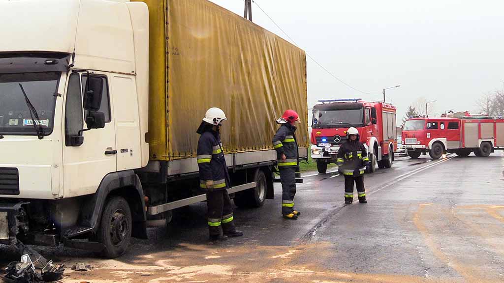 Czołowe zderzenie z ciężarówką. Winnych brak (WIDEO, FOTO)