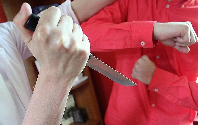 Policja w Lubinie szuka nożownika