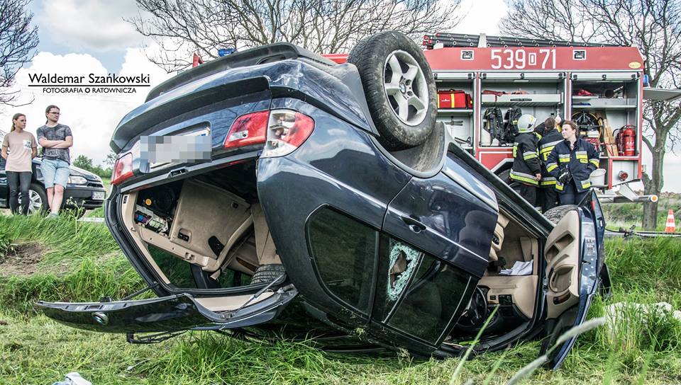 Ucieczka, policyjny pościg i dachowanie