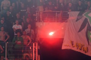 Derby pseudokibice zamieszki na stadionie (5)
