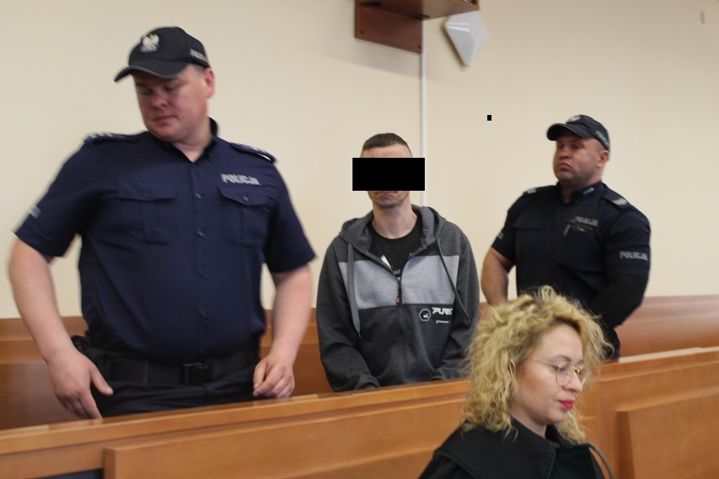 Niekończący się proces czterokrotnego zabójcy (FOTO, WIDEO)