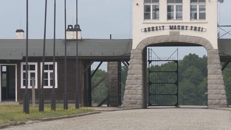 Skandal w obozie zagłady. Nastolatek zbezcześcił miejsce kaźni (WIDEO)