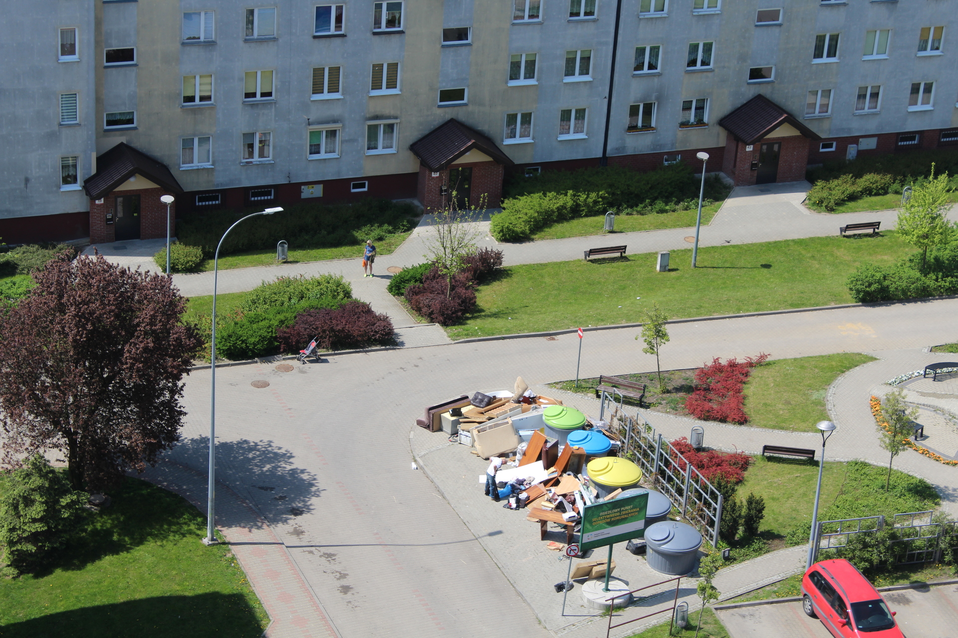 Wyrzucili tony zbędnych rzeczy, a przy okazji śmieci