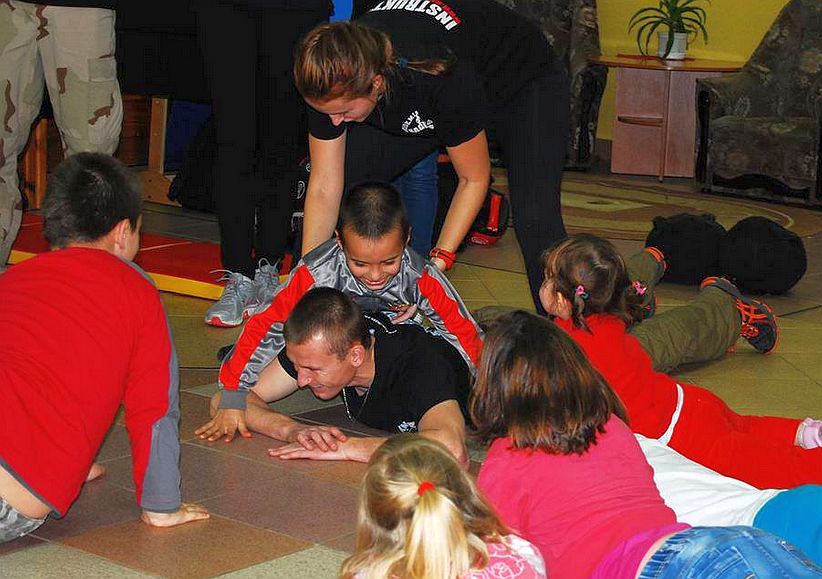 Instruktorzy krav maga zbierają paczki dla dzieci