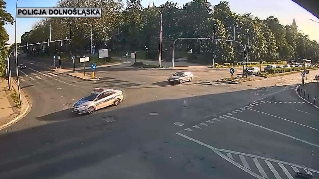 Zaczęła rodzić stojąc w korku. Pomogli jej policjanci (WIDEO)