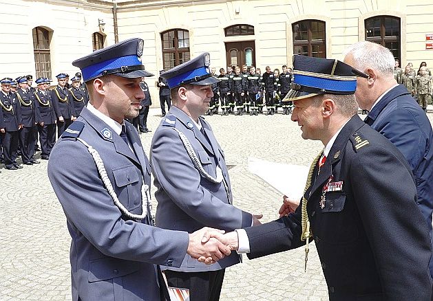 Nagrodzeni za uratowanie mężczyzny z płonącego mieszkania