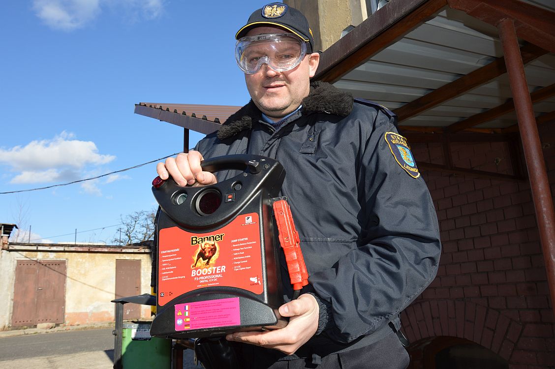 Strażnicy miejscy nie chowają akumulatora do szafy