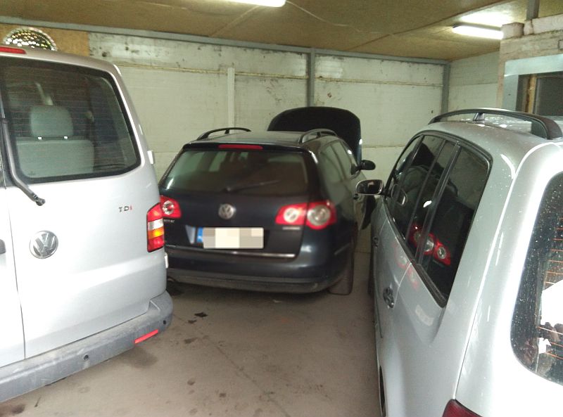 Cztery auta znalezione w „dziupli”