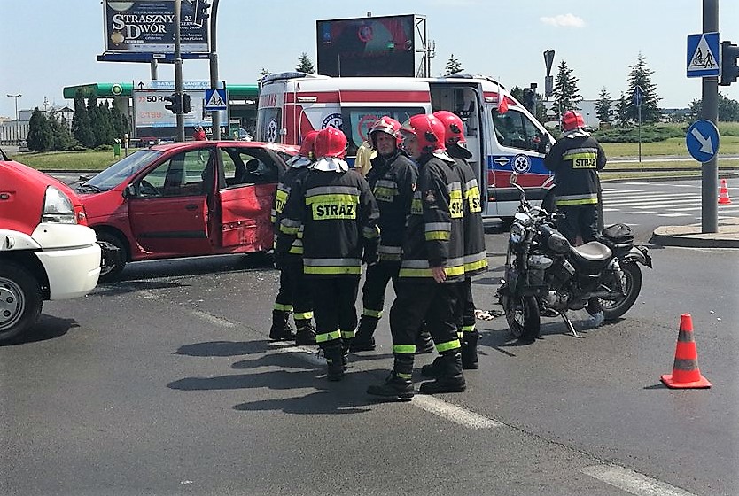 Motocyklista zderzył się z osobówką (WIDEO)