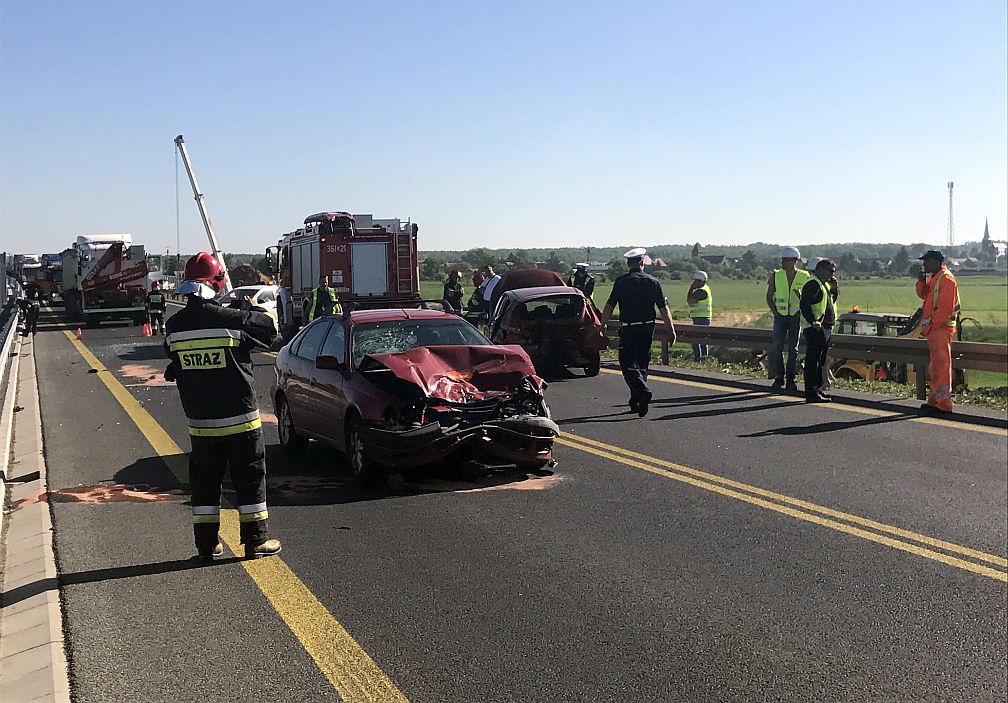 Wypadek na krajowej trójce. Ciężarna kobieta w szpitalu (WIDEO)