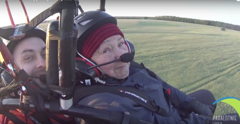 O babci, która nie boi się latać (WIDEO)