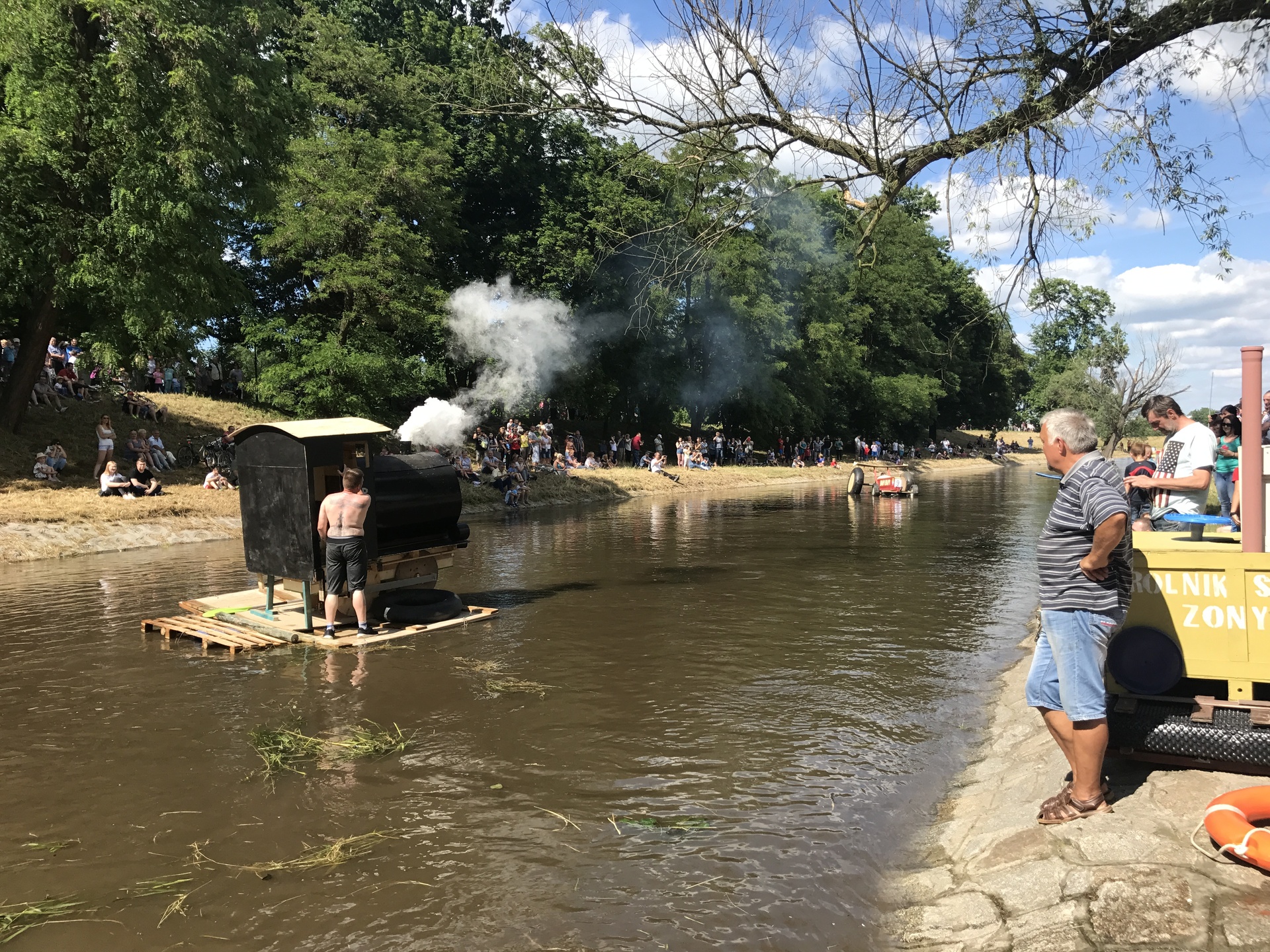 Samoróbką popłynęli w podróż marzeń (FOTO)