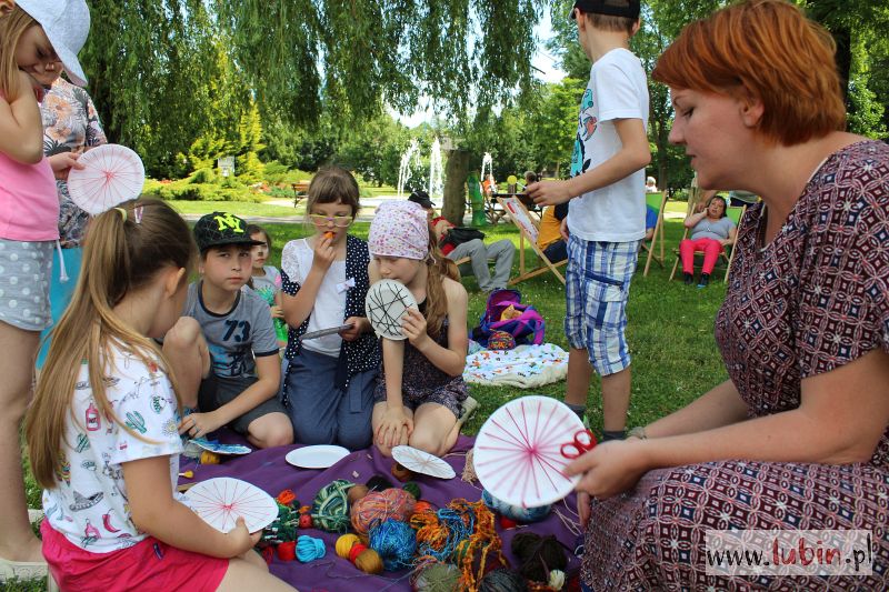Publicznie dziergają w lubińskim parku