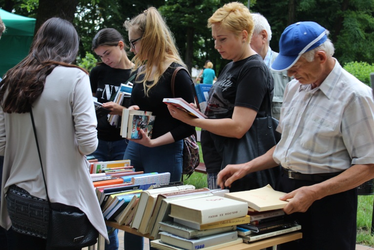 Biblioteka przenosi się między drzewa